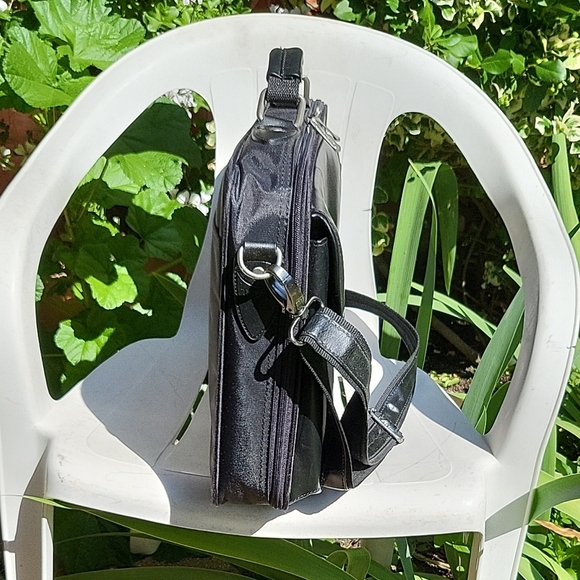 Targus Laptop Bag, Black Canvas, Faux Leather Trim, Unisex, 15.5"x11" - Picture 3 of 15